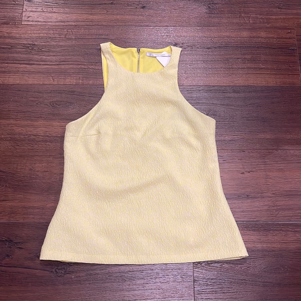 Trafaluc lined Pre loved sleeveless texture fabric Top with back zipper.
